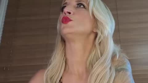 Snapshot of serenexxmilf chatting on 06-25-26, 06:40 serenexx your MILF online show from 06-25-26, 06:40