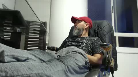 hetero serio discreto online show from 10-25-25, 10:59