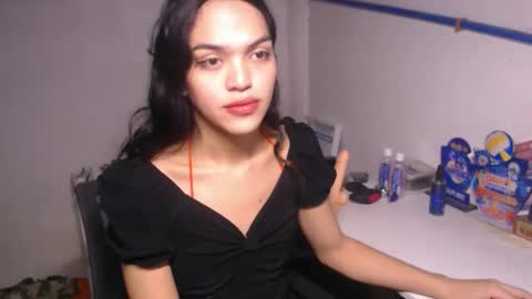 Snapshot of servicedoll18 chatting on 11-01-25, 07:27 Bella online show from 11-01-25, 07:27