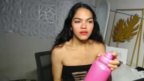 Snapshot of servicedoll18 chatting on 11-16-25, 07:41 Bella online show from 11-16-25, 07:41