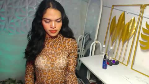 Snapshot of servicedoll18 chatting on 11-27-25, 04:42 Bella online show from 11-27-25, 04:42