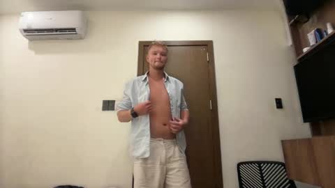 Snapshot of sexual_sbotage chatting on 04-25-26, 04:26 Max Leman online show from 04-25-26, 04:26