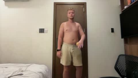 Snapshot of sexual_sbotage chatting on 05-01-26, 05:28 Max Leman online show from 05-01-26, 05:28