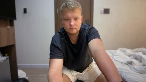 Snapshot of sexual_sbotage chatting on 05-28-26, 03:31 Max Leman online show from 05-28-26, 03:31