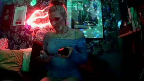 Leeah CloudZzz online show from 10-28-25, 08:18