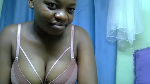 Snapshot of sexxybuttie chatting on 05-17-26, 08:27 African Queen online show from 05-17-26, 08:27
