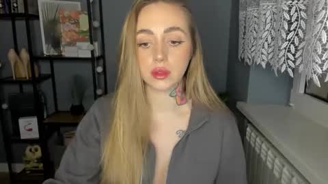 Snapshot of sexy_coralie chatting on 12-19-24, 03:08 C o r a l i e online show from 12-19-24, 03:08