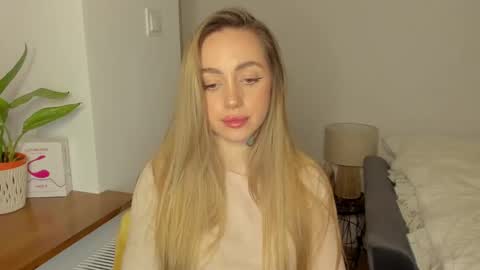 Snapshot of sexy_coralie chatting on 01-17-25, 06:02 C o r a l i e online show from 01-17-25, 06:02