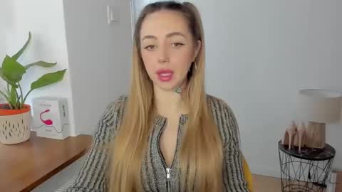 Snapshot of sexy_coralie chatting on 01-24-25, 07:41 C o r a l i e online show from 01-24-25, 07:41