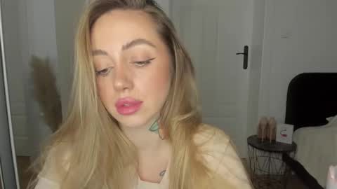 Snapshot of sexy_coralie chatting on 02-06-25, 06:35 C o r a l i e online show from 02-06-25, 06:35