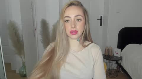 Snapshot of sexy_coralie chatting on 02-19-25, 04:33 C o r a l i e online show from 02-19-25, 04:33