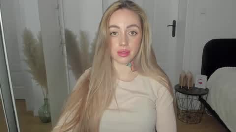 Snapshot of sexy_coralie chatting on 02-19-25, 10:42 C o r a l i e online show from 02-19-25, 10:42