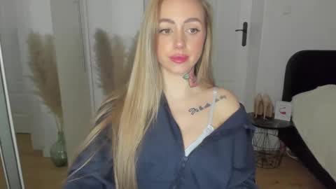 Snapshot of sexy_coralie chatting on 02-25-25, 06:09 C o r a l i e online show from 02-25-25, 06:09