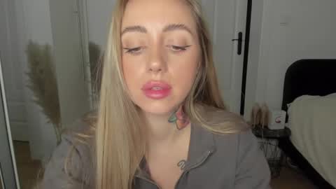 Snapshot of sexy_coralie chatting on 02-26-25, 08:33 C o r a l i e online show from 02-26-25, 08:33