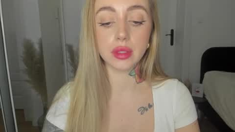 Snapshot of sexy_coralie chatting on 03-11-25, 06:30 C o r a l i e online show from 03-11-25, 06:30