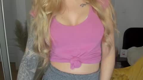 Snapshot of sexy_coralie chatting on 03-12-25, 06:22 C o r a l i e online show from 03-12-25, 06:22