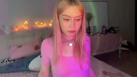Snapshot of sexy_cute18 chatting on 07-11-26, 01:52 Eva online show from 07-11-26, 01:52