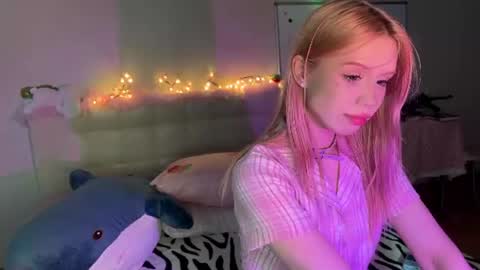 Snapshot of sexy_cute18 chatting on 07-15-26, 12:16 Eva online show from 07-15-26, 12:16