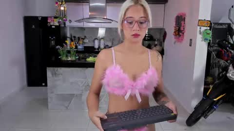 Snapshot of sexy_hot_friends_ chatting on 05-24-26, 04:28 WENDY MAX AND VICKY online show from 05-24-26, 04:28