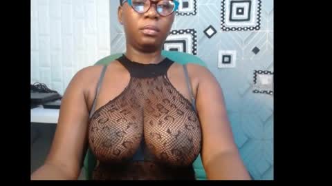 Snapshot of sexy_pearl12 chatting on 01-06-25, 06:25 zoe online show from 01-06-25, 06:25