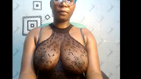 Snapshot of sexy_pearl12 chatting on 02-02-25, 08:35 zoe online show from 02-02-25, 08:35