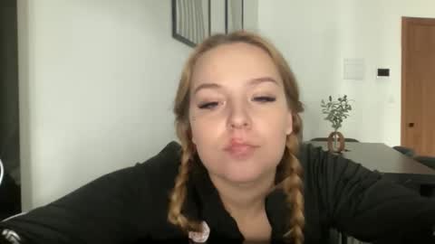 Snapshot of sexyayo666 chatting on 03-12-26, 03:40 ALAYA online show from 03-12-26, 03:40