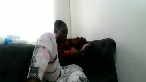 Snapshot of sexybeb25 chatting on 05-15-26, 09:27 yvonne online show from 05-15-26, 09:27