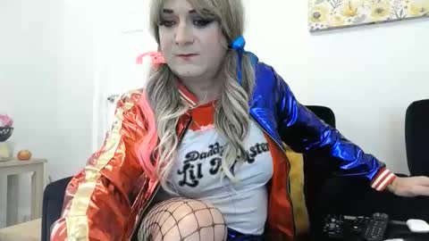 Snapshot of sexybeckyuk chatting on 10-25-25, 10:12 Becky online show from 10-25-25, 10:12