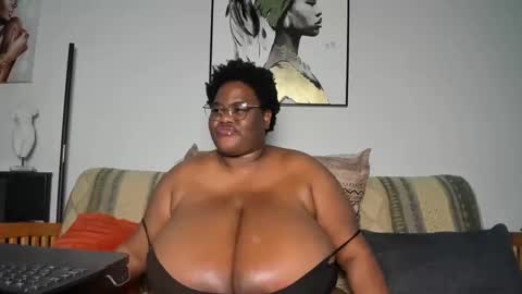 Snapshot of sexyblackhugetits chatting on 01-27-25, 07:46 sexyblackhugetits online show from 01-27-25, 07:46