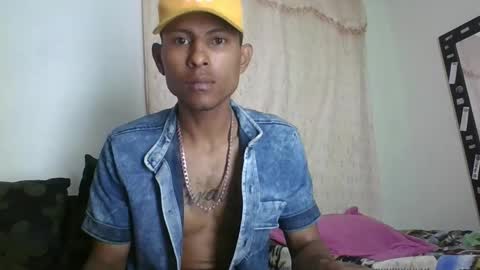 Snapshot of sexyleon69 chatting on 11-28-25, 04:31 Sexy leon online show from 11-28-25, 04:31