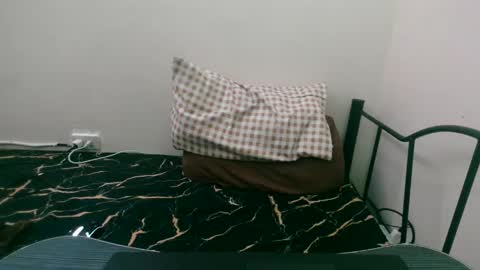 Snapshot of sexylove212002 chatting on 01-02-25, 04:41 Lily online show from 01-02-25, 04:41