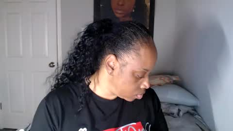 Snapshot of sexymona1218 chatting on 09-17-25, 02:02 SexyMona online show from 09-17-25, 02:02