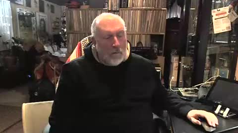 Snapshot of sexyolbear chatting on 12-23-24, 05:00 Grizz Lee Bear online show from 12-23-24, 05:00
