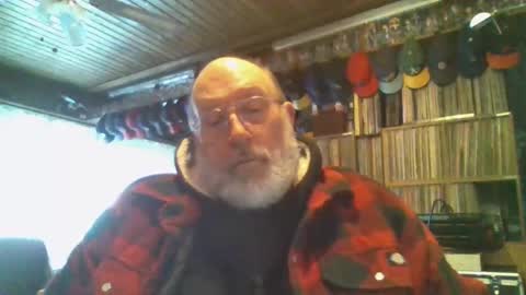 Snapshot of sexyolbear chatting on 01-15-25, 10:49 Grizz Lee Bear online show from 01-15-25, 10:49