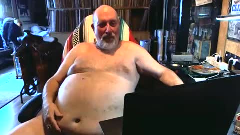Snapshot of sexyolbear chatting on 09-20-25, 01:45 Grizz Lee Bear online show from 09-20-25, 01:45