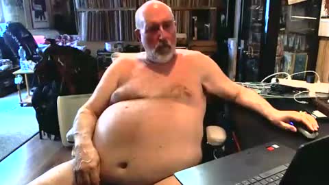 Snapshot of sexyolbear chatting on 10-23-25, 11:31 Grizz Lee Bear online show from 10-23-25, 11:31