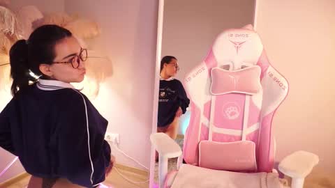 Snapshot of shadowlotus_ chatting on 11-30-25, 04:00 Lily online show from 11-30-25, 04:00