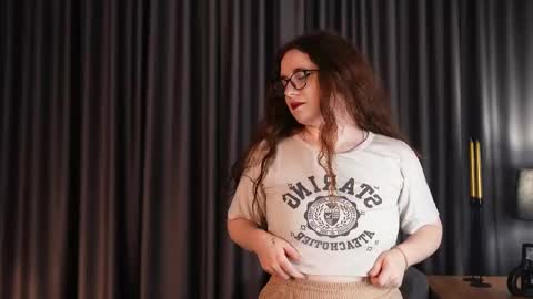 Snapshot of shandejarnett chatting on 10-22-25, 11:43 Maya3 online show from 10-22-25, 11:43