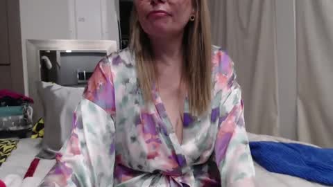 Snapshot of shannon07 chatting on 03-06-25, 02:41 Shannon07 online show from 03-06-25, 02:41