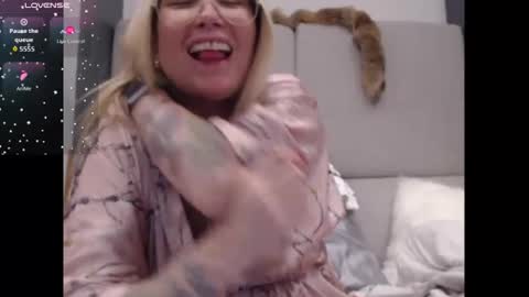 Snapshot of shannon07 chatting on 10-15-25, 04:01 Shannon07 online show from 10-15-25, 04:01