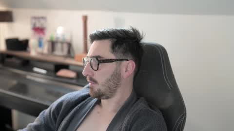 Snapshot of shape80 chatting on 11-08-25, 08:47 frenchy boy online show from 11-08-25, 08:47