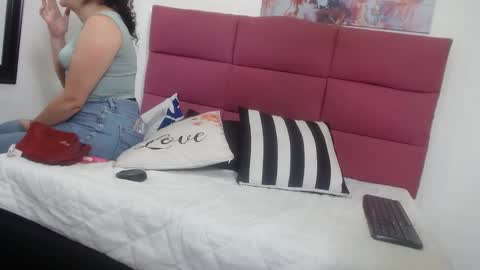 Snapshot of sharlotte__jones chatting on 01-28-25, 02:53 Sara online show from 01-28-25, 02:53