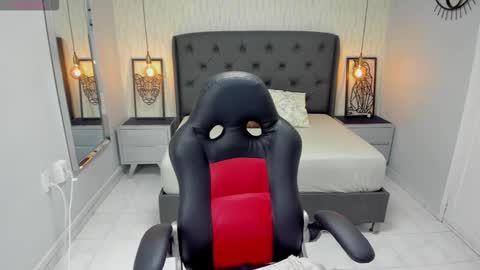 Snapshot of sharonblake5 chatting on 09-10-25, 12:27 M A G N O online show from 09-10-25, 12:27