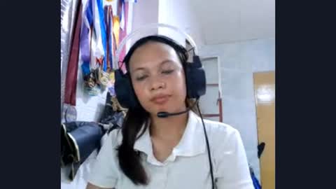 Snapshot of shauntefenceroy chatting on 10-22-25, 06:46 Molly online show from 10-22-25, 06:46