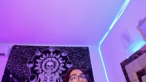 Snapshot of sheeylaroee chatting on 12-21-24, 05:47 Heidy online show from 12-21-24, 05:47