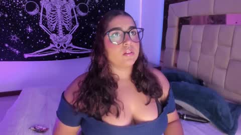 Snapshot of sheeylaroee chatting on 02-18-25, 12:48 Heidy online show from 02-18-25, 12:48