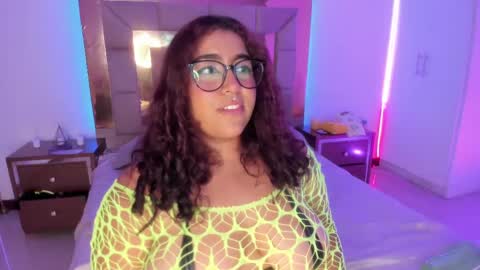 Snapshot of sheeylaroee chatting on 02-25-25, 02:03 Heidy online show from 02-25-25, 02:03