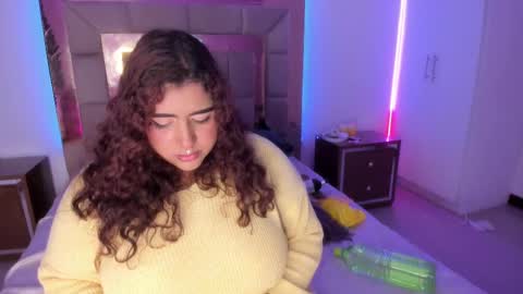 Snapshot of sheeylaroee chatting on 03-11-25, 02:43 Heidy online show from 03-11-25, 02:43