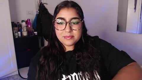 Snapshot of sheeylaroee chatting on 05-18-26, 04:46 Heidy online show from 05-18-26, 04:46
