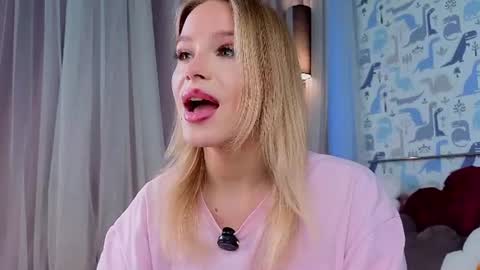 Lina online show from 06-23-26, 01:47